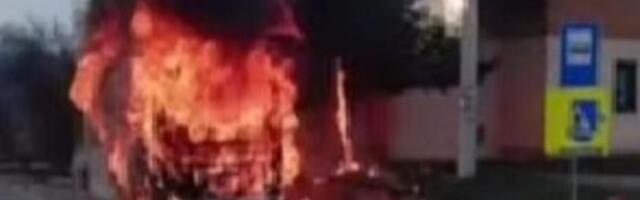 Strašan požar autobusa kod Kruševca: Vatrogasci se dugo vremena borili sa vatrom, oštećen i dalekovod! (VIDEO)