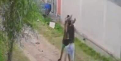 KAMERA UHVATILA KAKO FUDBALERA UBIJA BRAT! Isplivao snimak jezivog zločina! Potukli se na ulici, pa se dogodila tragedija