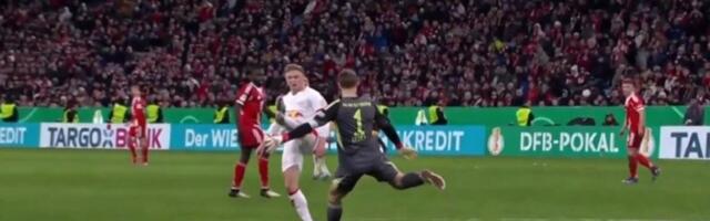 Manuel Nojer naredio mladom rivalu: Sad, idi po loptu! Usledila je scena koja je postala momentalni hit! /VIDEO/