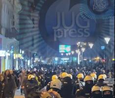 U Novom Sadu incident na protestu ispred Srpskog narodnog pozorišta