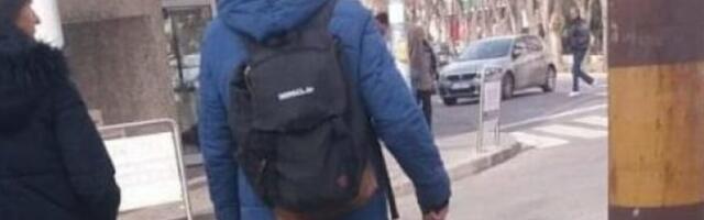 FOTKA DEČKA U CENTRU GRADA NAPRAVILA HAOS! Pogledajte samo šta je ŠETAO NA POVOCU: Nekim ljudima je ovo NORMALNO?!