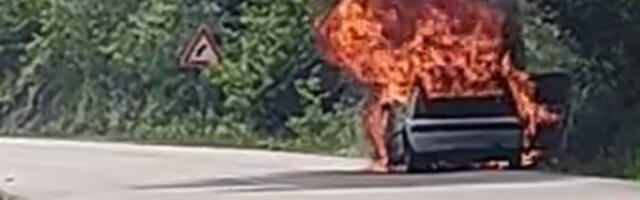 IZGOREO AUTOMOBIL NA PUTU KA MOKROJ GORI! Od vozila nije ostalo ništa - ogroman plamen i dim zaustavili saobraćaj! (VIDEO)