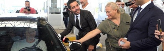 Momirović i Bočvarski uručili kartice za besplatnu putarinu kroz Severnu Makedoniju