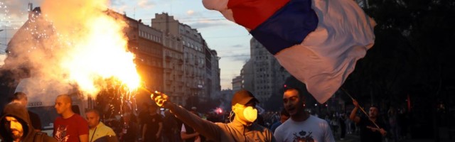 Antivakseri u Beogradu prave haos - organizovali protest pa hteli da upadnu na Paradu ponosa