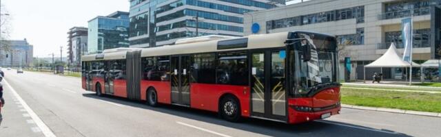 Odvalio se deo jednog autobusa i udario u drugi, vozač povređen