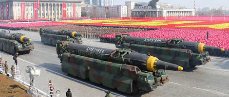 Maske i rakete na sjevernokorejskoj paradi