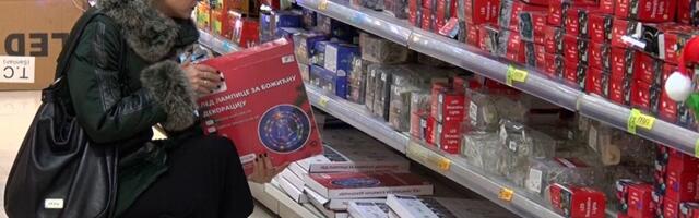 Prednovogodišnja atmosfera sa ulica se preselila u kineske radnje (VIDEO)
