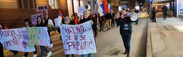 Provestni radnici na protestu ispred Školske uprave u Leskovcu pozvali predstavnike ove ustanove, direktore i ministarstvo na dijalog