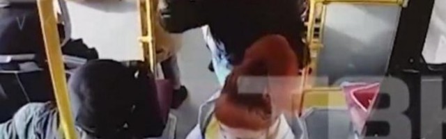 PUTNIK PRETUKAO KONDUKTERKU JER JE TRAŽILA DA STAVI MASKU! Drama u autobusu, putnici gledali u šoku! (VIDEO)
