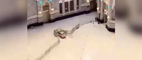 Video: Automobilom se zabio u kapiju Velike džamije u Mekki