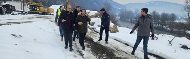 EFIKASNO SE REŠAVA GORUĆI EKOLOŠKI PROBLEM U PRIJEPOLJU: Na nekadašnjoj deponiji gradi se zaštitni zid, gomila smeća više neće ići u reku Lim (FOTO)