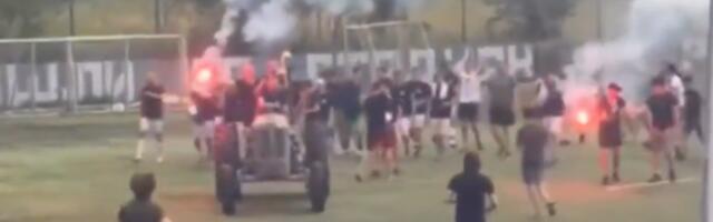 Ovo ima samo u Srbiji! Navijači uleteli na teren u Beogradu traktorom, pa napravili potpuni haos /VIDEO/