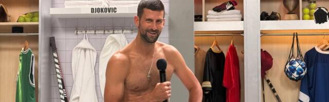 Novak Đoković u nikad viđenom izdanju: Bez majice seo u bazen za intervju, a preko puta legendarni glumac