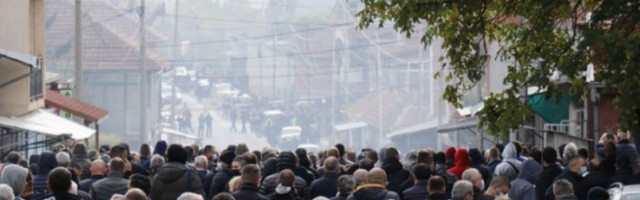 OPSADNO STANJE ŠIROM SEVERNE MITROVICE: Pogledajte zastrašujuće prizore iz južne srpske pokrajine! (FOTO)