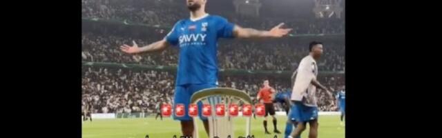 Huligani gađali Mitrovića, on stao pred njih i tražio još