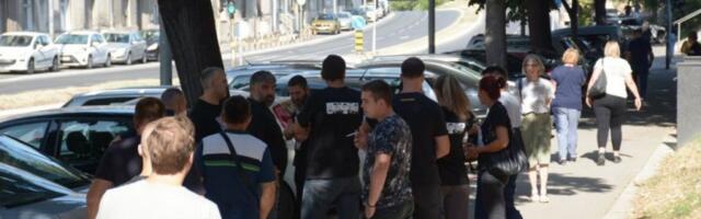 PORODICE ŽRTAVA DANAS SVEDOČE PROTIV MONSTRUMA BLAŽIĆA! U sud stigli sa POTRESNIM PORUKAMA na majicama! (FOTO)