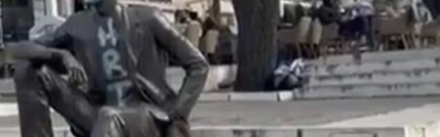 Oskrnavljen spomenik Borislavu Pekiću na Cvetnom trgu (VIDEO)