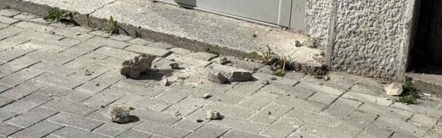 Obrušio se deo fasade u pešačkoj zoni u Kragujevcu