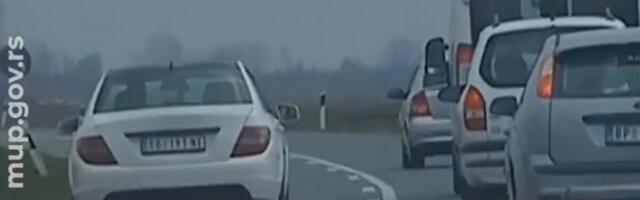 DIVLJAČKA VOŽNJA! Vozač "mercedesa" preticao kolonu preko pune linije i vozio 206 km/h (VIDEO9