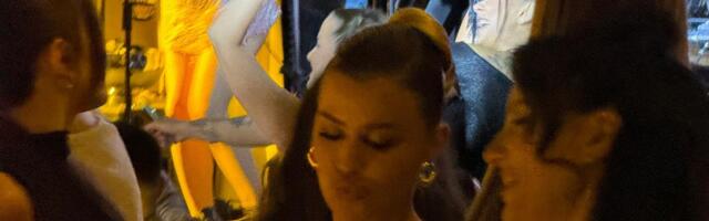 Ema Radujko uhvaćena u provodu, uvijala se sa drugaricama: Na njoj uska haljina, grudi u prvom planu
