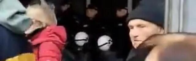 Policija SPREČILA Valjevce da blokiraju ulaz Uprave grada (VIDEO)