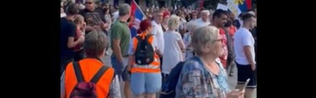 "Kraj sviramo mi": Veliki protest u Rumi (VIDEO)