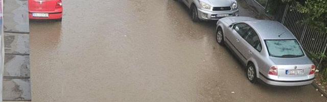 Ulica Marka Miljanova neprohodna pri pljusku, voda ulazila u garaže i automobile