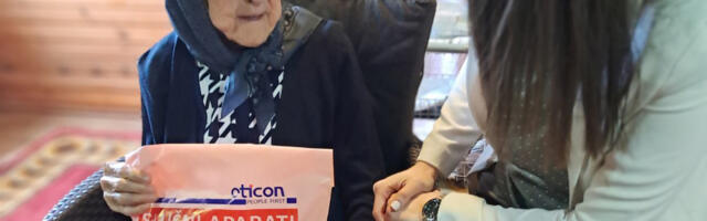 Audiovox donirao slušni aparat baki Manasiji koja ima 104 godine