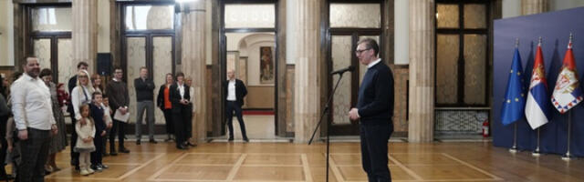 Вучић поделио пакетиће деци у Председништву, пожелео им срећну и успешну Нову годину