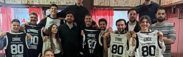 "Ti momci iz Otpisanih dišu kao jedan..." Andrija Kuzmanović i crno-beli glumci imaju poruku za sve navijače Partizana /VIDEO/