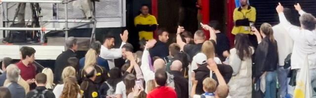 Novak jedva prošao kroz masu u Madridu, navijači Zvezde i Reala ga opkolili sa svih strana...