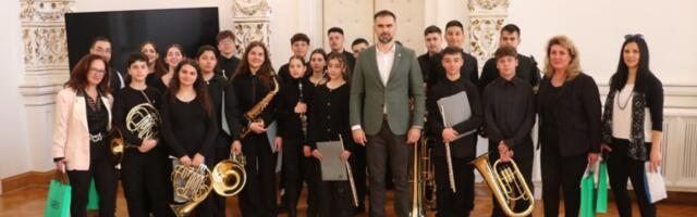 GRADONAČELNIK NOVOG SADA UGOSTIO UČENIKE SREDNjE MUZIČKE ŠKOLE SA KRFA: Obostrane posete đaka, u slavu zajedničke prošlosti