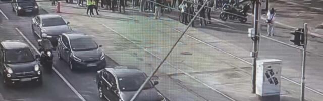 Blokaderi od ranog jutra maltertiraju građane Beograda - Duvaju u pištalje i vuvuzele i blokiraju Nemanjinu ulicu! (FOTO)