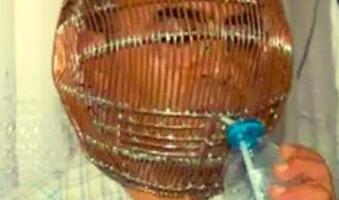 Stavio kavez na glavu da bi ostavio cigarete: Ključ stoji kod supruge, a na ovu meru navela ga tragedija (VIDEO)