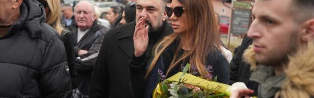 ŠARIĆEVA BIVŠA ŽENA NA SAHRANI GOGINE MAJKE: Ceca Šarić ne ostavlja drugaricu samu, Sekulićeva skrha od bola