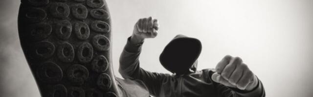 HOROR U RAKOVICI! Nasilnik se iživljavao nad suprugom - TUKAO JE PO GLAVI I ŠUTIRAO NASRED ULICE!