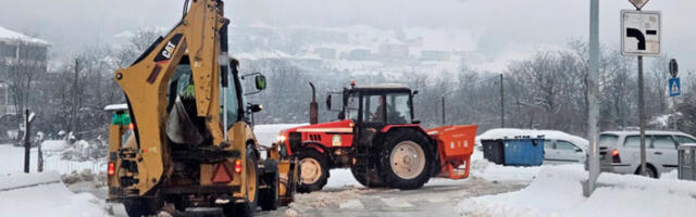 Коловози влажни, има снега на путевима