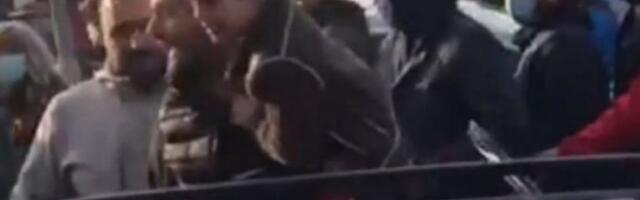 SRAMNO PONAŠANJE "EKOLOGA": Čovek zaglavljen u blokadi sa malim detetom (FOTO)