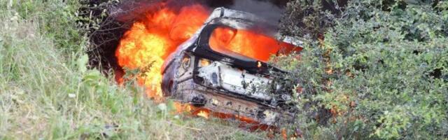 Automobil u plamenu na putu kod Topole MEŠTANI PRIMETILI GUSTI, CRNI DIM I ZVALI VATROGASCE