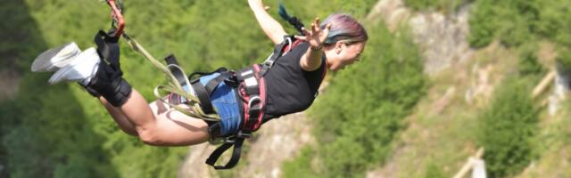 Jezivi momenat kada je ženi pukao kanap na četrdeset metara iznad reke