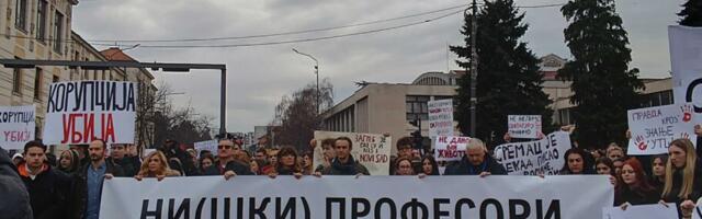 „Ni(ški) profesori ne ćute!“ – posle tišine kod Suda počela protestna šetnja u Nišu