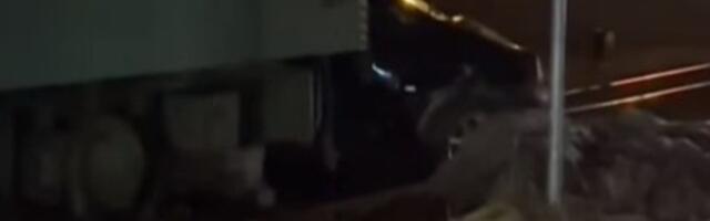 Teška nesreća kod Lazarevca: Voz naleteo na auto (VIDEO)