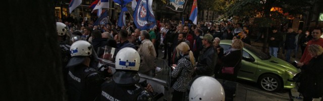 Kordoni policije sprečavaju desničare da se približe učesnicima festivala „Mirdita, dobar dan“