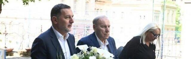 DELEGACIJA FUDBALSKOG SAVEZA SRBIJE ODALA POČAST NEVINIM ŽRTVAMA TRAGEDIJE U OŠ "VLADISLAV RIBNIKAR": Džajić, Sremčević i Radujko stigli na pomen!