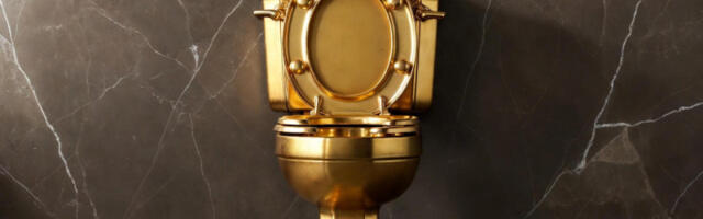 Zlatni klozet prodat za 12 miliona dolara na aukciji: Anonimni kupac je dobio i uputstvo za montažu (VIDEO)