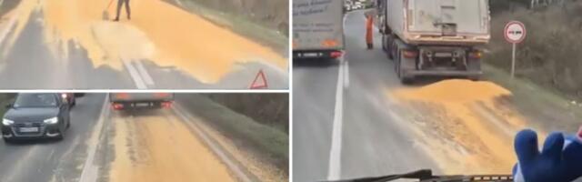 Jeziv snimak na putu kod NS: Iz kamiona ispala velika količina tereta (VIDEO)
