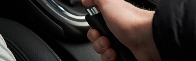 Ovo ne znaju ni iskusni vozači: Evo da li treba podizati ručnu kočnicu tokom zime