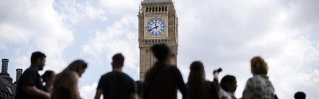 Двоје од пет Британаца сматра да је Британија превише блиска са САД