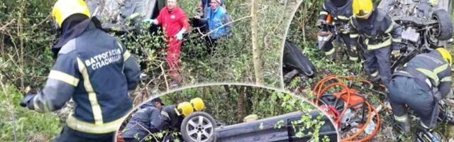 Ima povređenih: Prevrnuo se automobil na putu Kragujevac - Jagodina, vatrogasci izvlačili čoveka iz smrskanog vozila (FOTO)