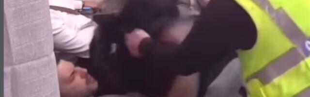 Asmin uhvatio Maju za gušu: Počeo da je davi, obezbeđenje odmah doletelo (VIDEO)